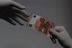 استفاده از دستکش در لمس اسکناس
